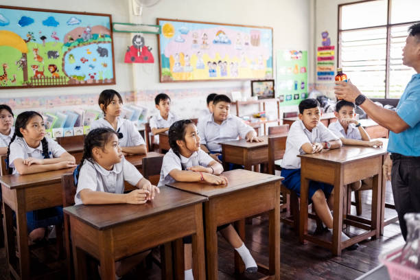 teacher giving science lesson to students in elementary school classroom - 教育 個(gè)照片及圖片檔